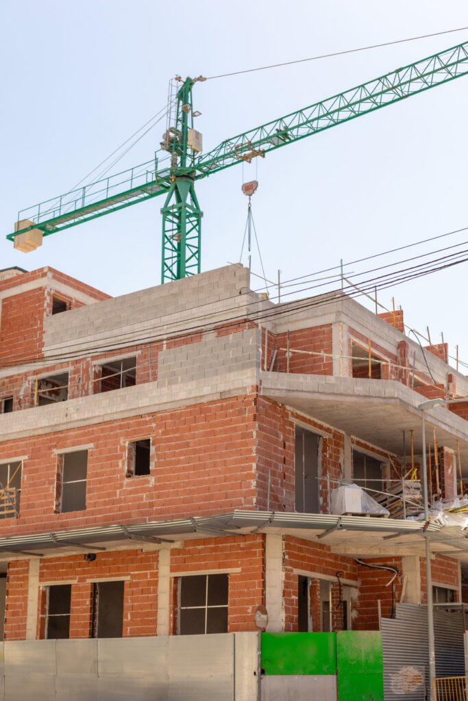 El Gobierno levanta el veto a las obras en edificios con vecinos y las permitirá en casas vacías limitando el contacto