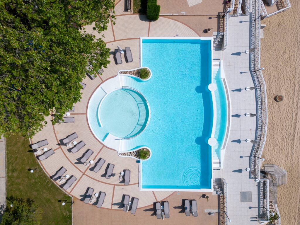La ‘guerra’ por las piscinas en las comunidades de vecinos: unas 6.000 abrirán y 6.000 cerrarán en Madrid