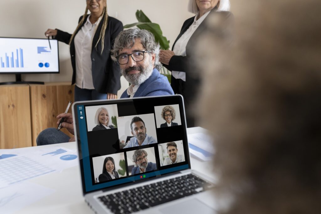 Los administradores de fincas piden cambiar la ley para permitir reuniones vecinales telemáticas